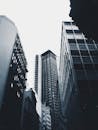 城市景观以黑白两色呈现，展示了高耸的摩天大楼和现代建筑