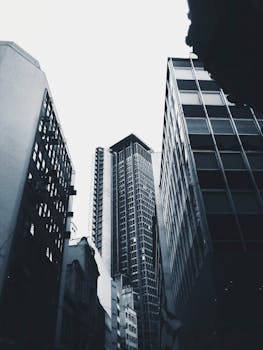 城市景观以黑白两色呈现，展示了高耸的摩天大楼和现代建筑