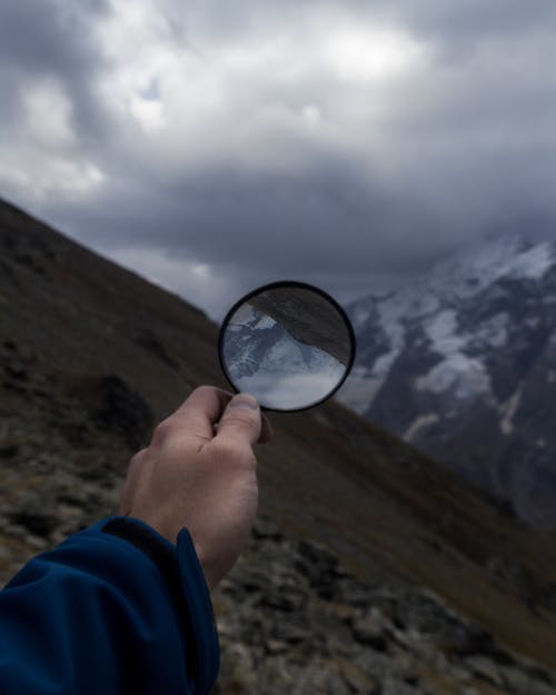 büyüteç, dağlar içeren Ücretsiz stok fotoğraf