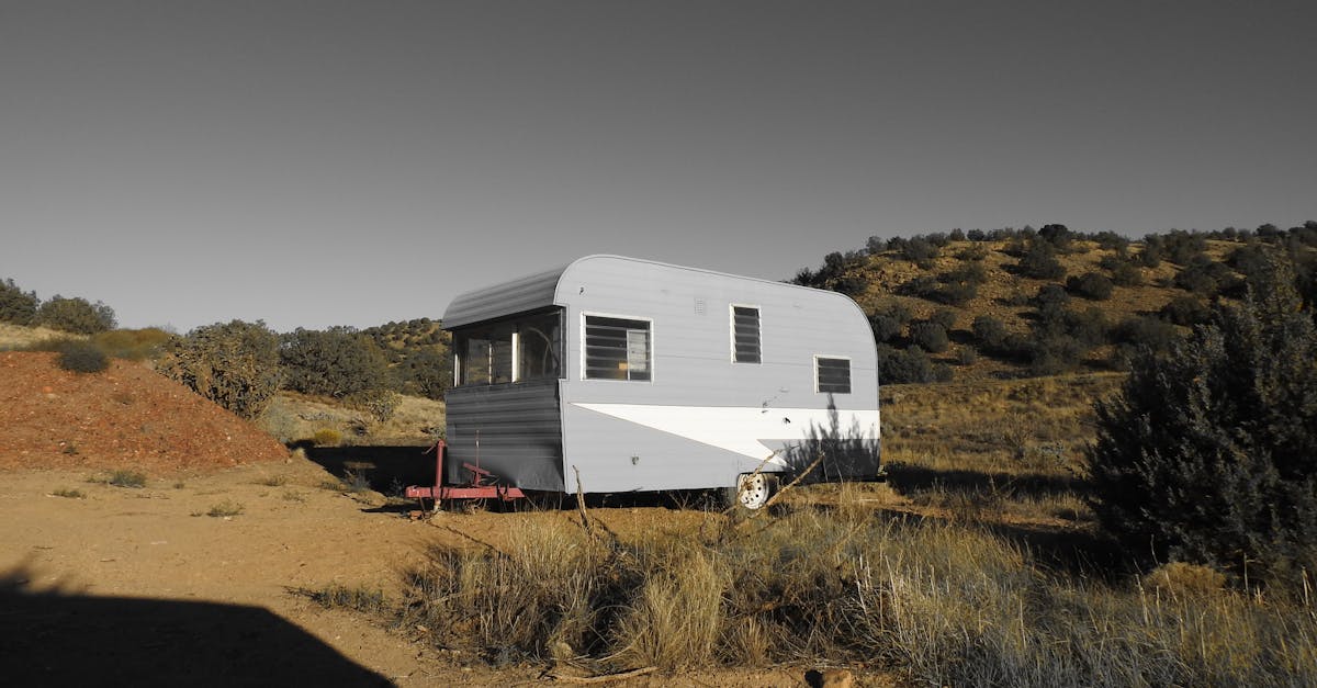 Aparcado remolque gris.