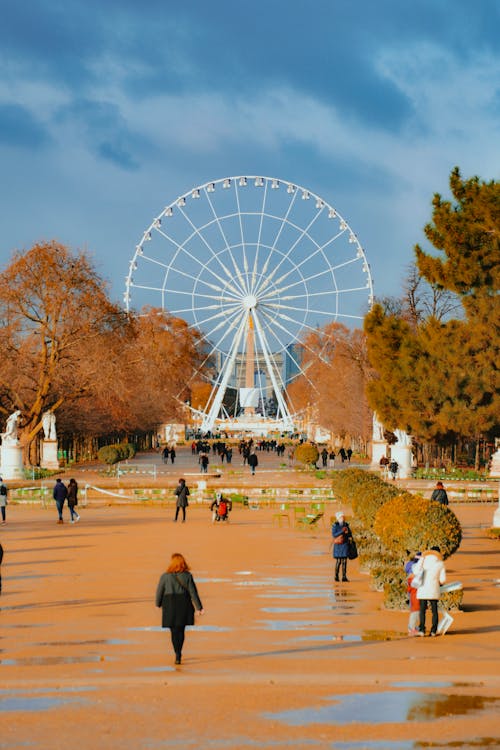 Les Gens Qui Marchent Près Du Parc D'attractions