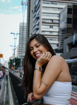 一位在圣保罗城市背景纹身的女子，正享受着阳光明媚的一天