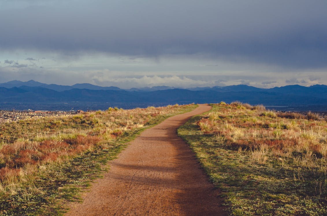 Foto profissional grátis de andando, cadeia de montanhas, calçada