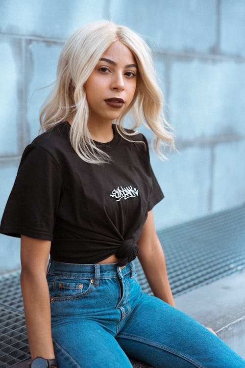 Femme En Chemise Noire Et Bas En Denim Bleu Assis