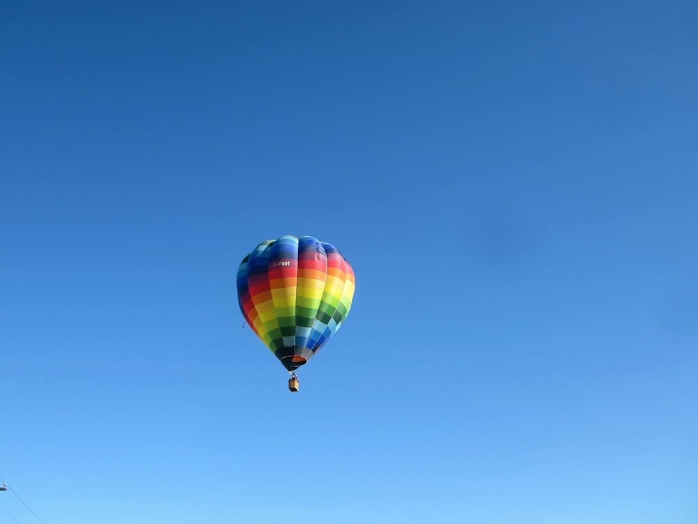 Kostenlos Blauer, Gelber Und Grüner Heißluftballon Stock-Foto
