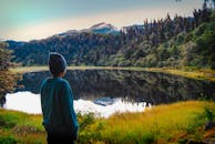 在委内瑞拉的梅里达，一片宁静的景观与一个反射的湖被充满活力的森林所环绕