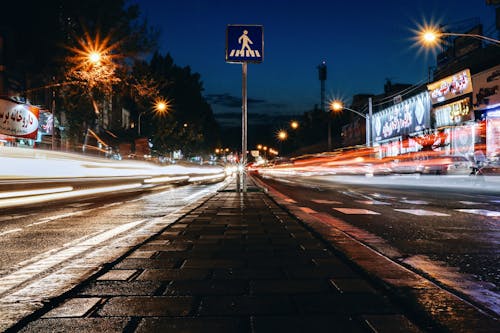 在晚上的道路上的黄灯的照片