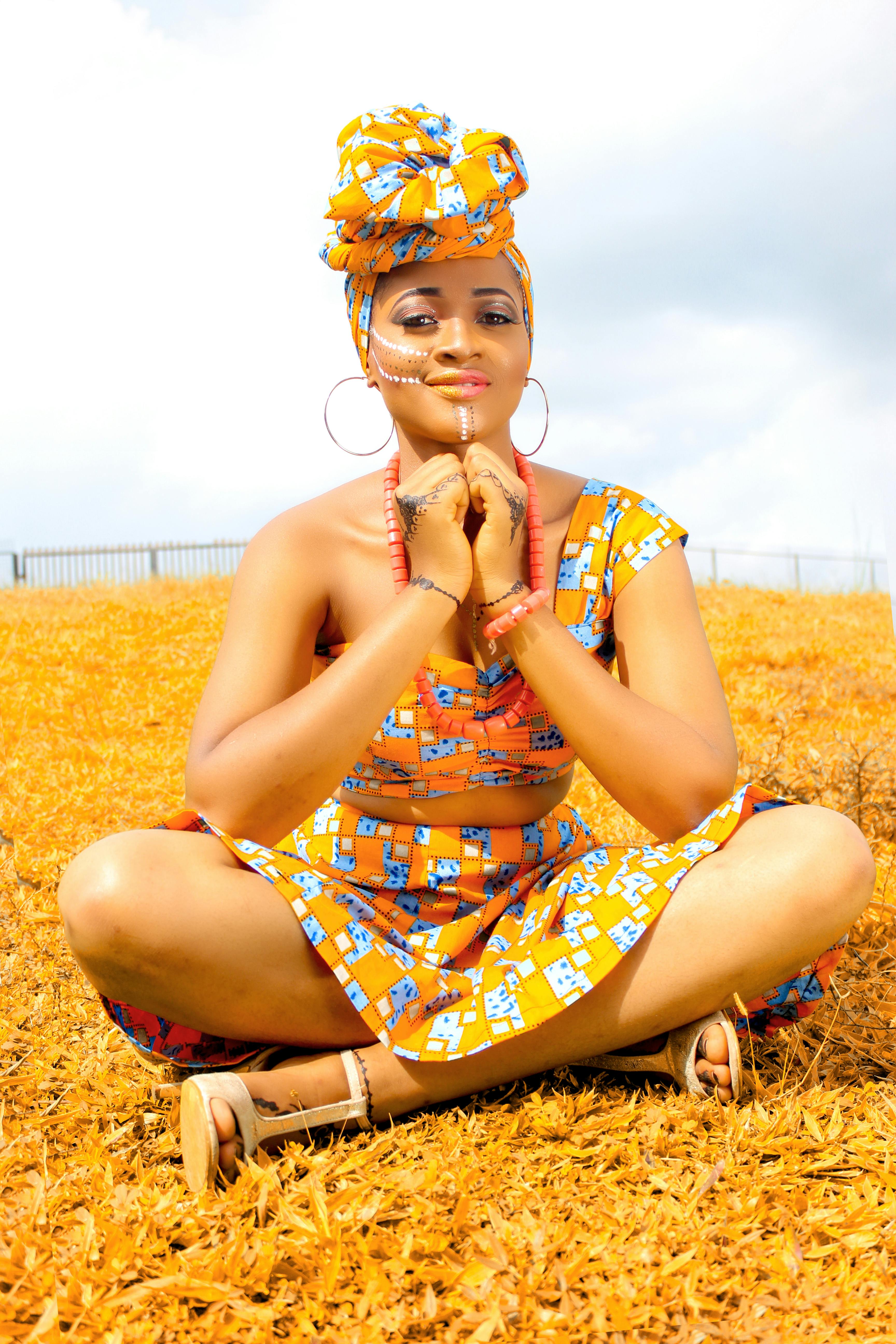 一位身着充满活力传统服装的女子，在阳光明媚的户外享受着一天