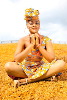 一位身着充满活力传统服装的女子，在阳光明媚的户外享受着一天