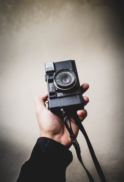 Ilmainen kuvapankkikuva tunnisteilla analoginen kamera, kamera, käsi