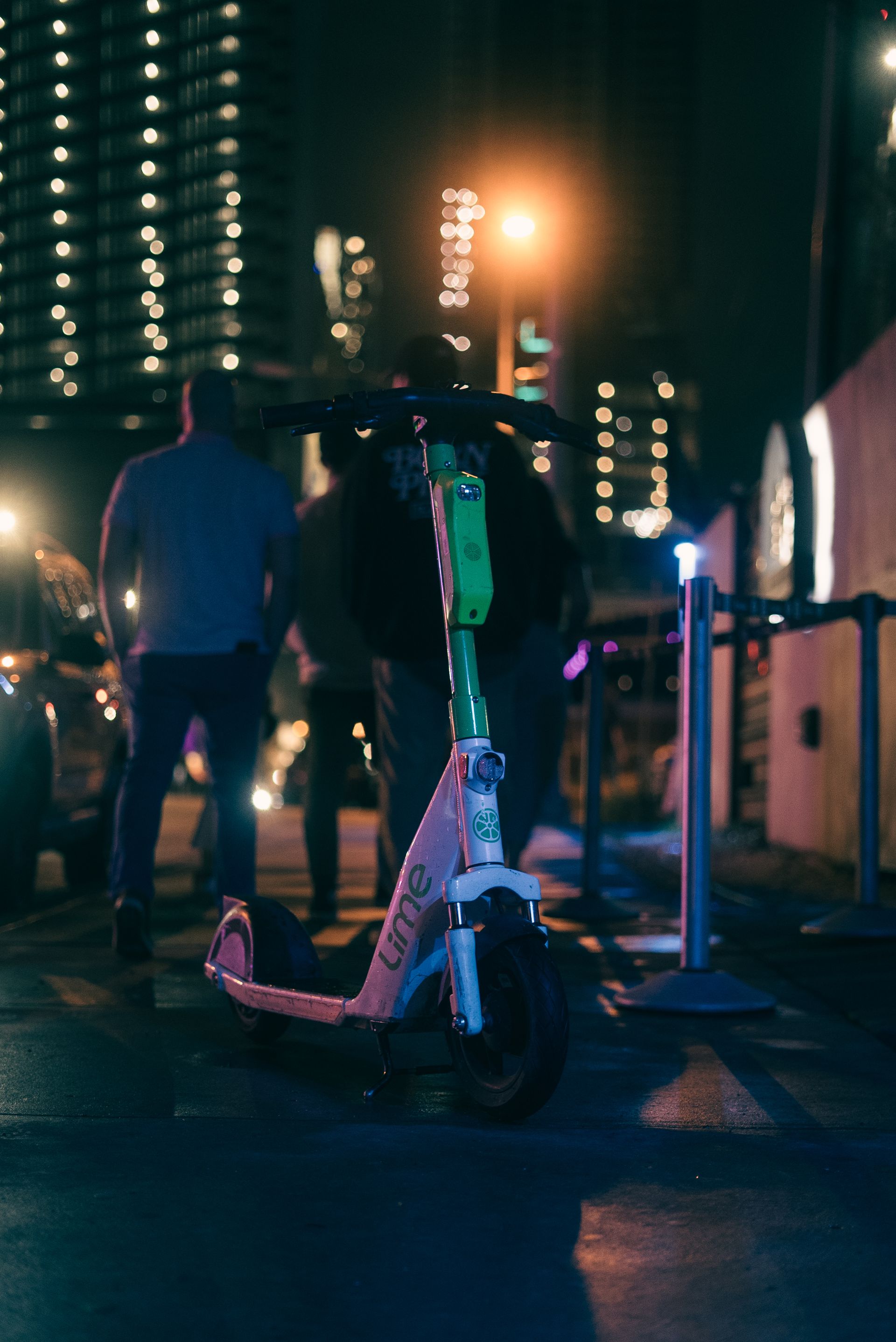 Elektrischer Scooter bei Nacht auf einem urbanen Gehweg