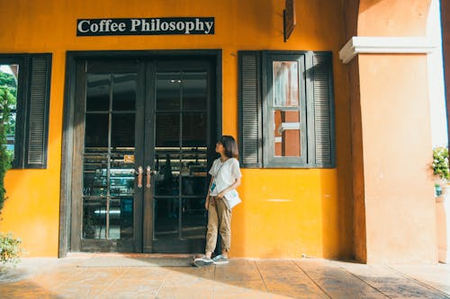 Chica De Pie Fuera De La Sala De Filosofía Del Café