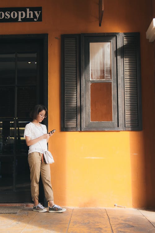 Vrouw Die Zich Dichtbij Muur Bevindt Die Telefoon Met Behulp Van