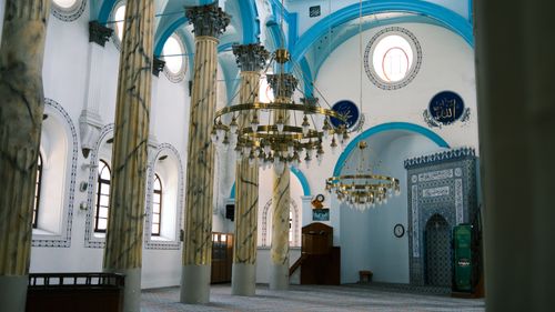Free Elegant interior of a historic mosque in Istanbul featuring intricate architecture and chandeliers. Stock Photo