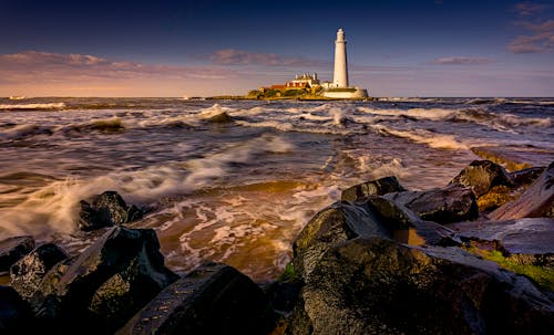 Phare Au Milieu De La Mer