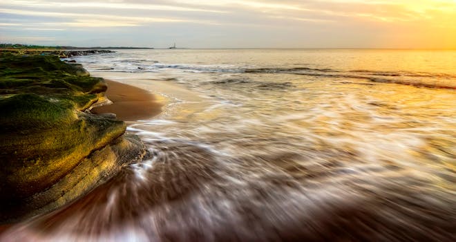 瓦茨斜坡海滩拥有迷人的日落景色、金色的海浪和风景秀丽的海岸线