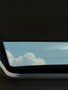透过汽车天窗，可以欣赏云层美景，展现开阔的天空与车辆设计