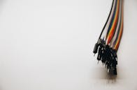 彩色电子跳线在白色背景上的特写