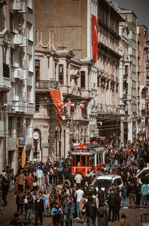 Gente En La Calle Cerca Del Tranvía