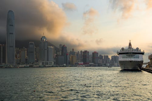 Bateau De Croisière Sur Le Plan D'eau