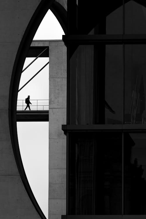 Foto stok gratis Arsitektur modern, bayangan hitam, berjalan