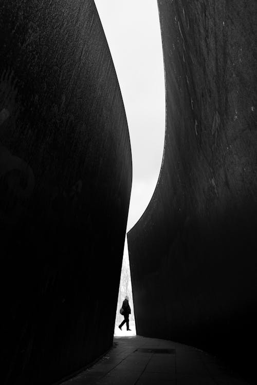 Základová fotografie zdarma na téma beton, černobílý, chůze