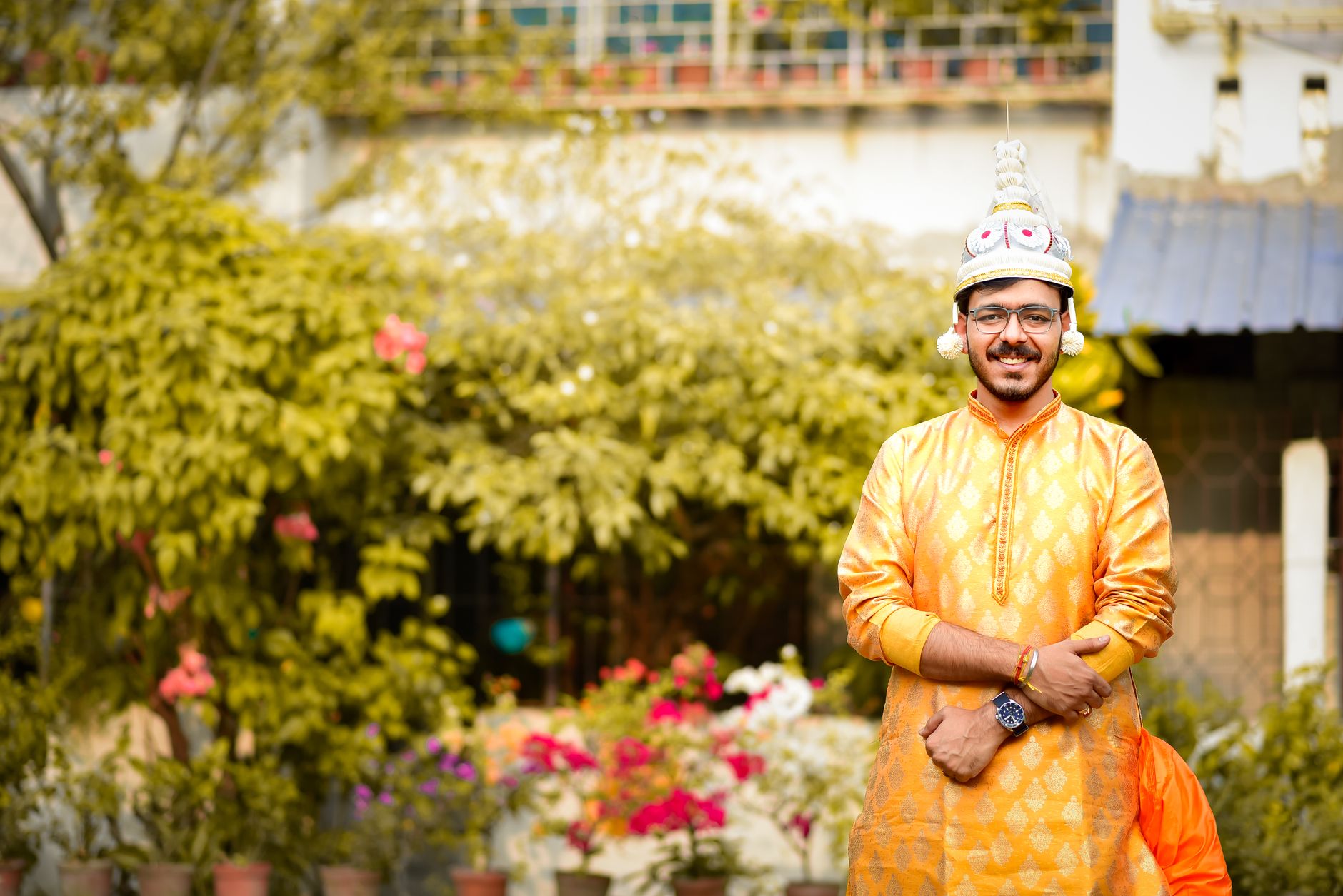 A Bengali-speaking player comparing licensed online gambling platforms on a smartphone beside cricket statistics