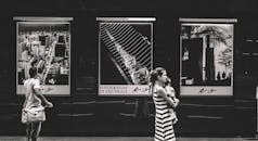 圣保罗的街景以黑白城市照片和人物为特色