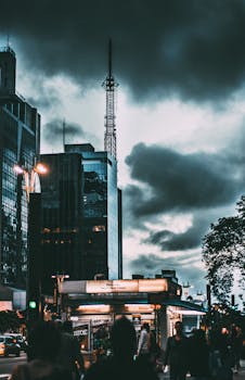 夜晚的城市景观充满活力，摩天大楼林立，街道繁华