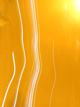 动态抽象图像带有明亮的黄光条纹和图案，非常适合创意项目