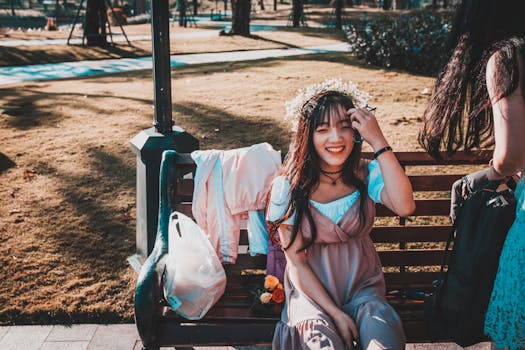 一位年轻女子在公园里微笑着，沐浴在明媚的阳光中，四周环绕着大自然