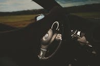 汽车内饰的特写，重点突出方向盘和仪表板