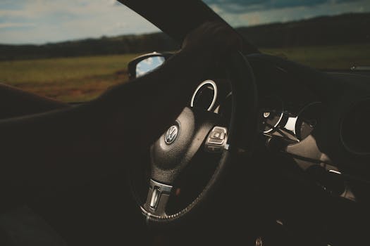 汽车内饰的特写，重点突出方向盘和仪表板