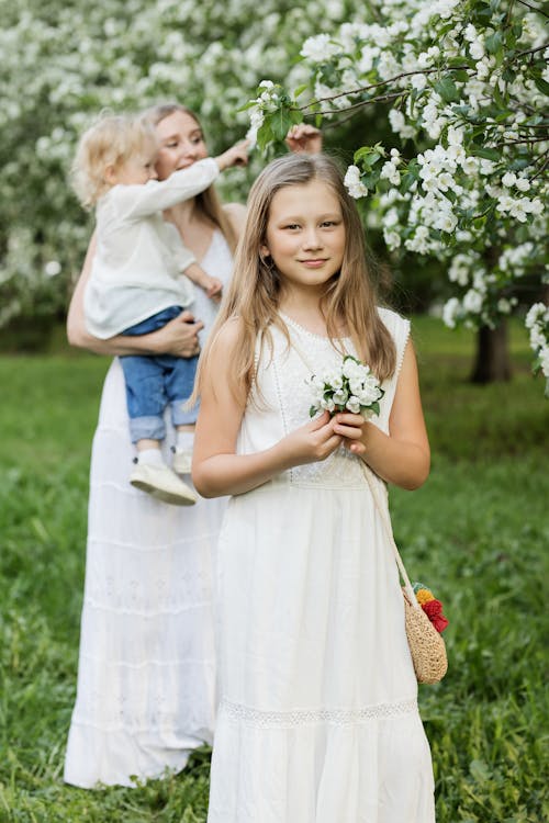 Семья собирает цветы с дерева