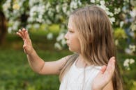 夏日俄罗斯的花园里，一位年轻女孩的肖像在花丛中静享时光