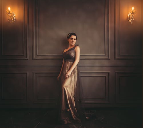Femme en robe de soirée dans un décor luxueux