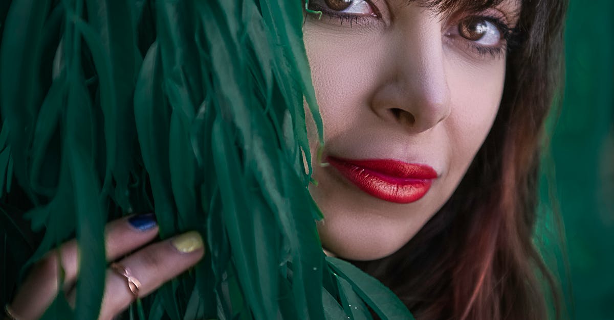 How to style bangs with frizzy hair