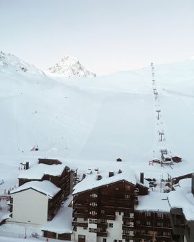 在法国蒂涅，白雪覆盖的滑雪胜地展现出令人惊叹的冬季景色，天空湛蓝