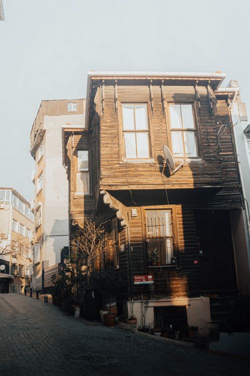 Free Charming wooden house on a sunny street in İstanbul, Türkiye, showcasing traditional architecture. Stock Photo