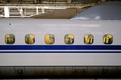 Shinkansen N700 en gare au Japon