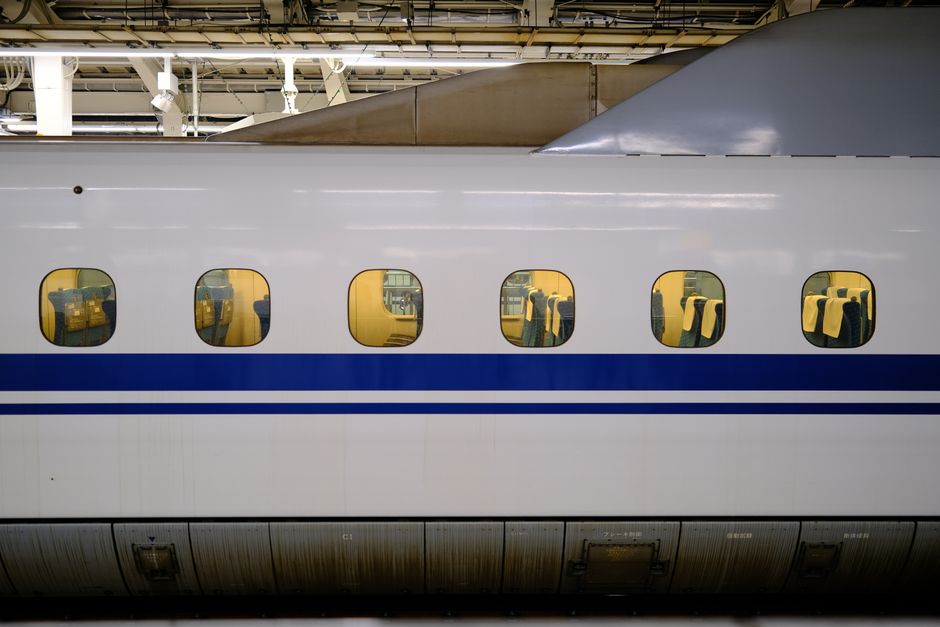 Shinkansen N700 en gare au Japon
