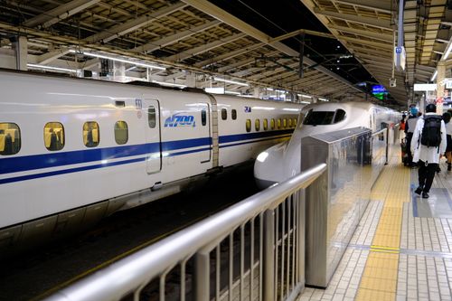 Free Shinkansen bullet train at a busy Tokyo station platform with passengers boarding. Stock Photo