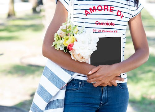 無料 花とタブレットを保持している女の子 写真素材