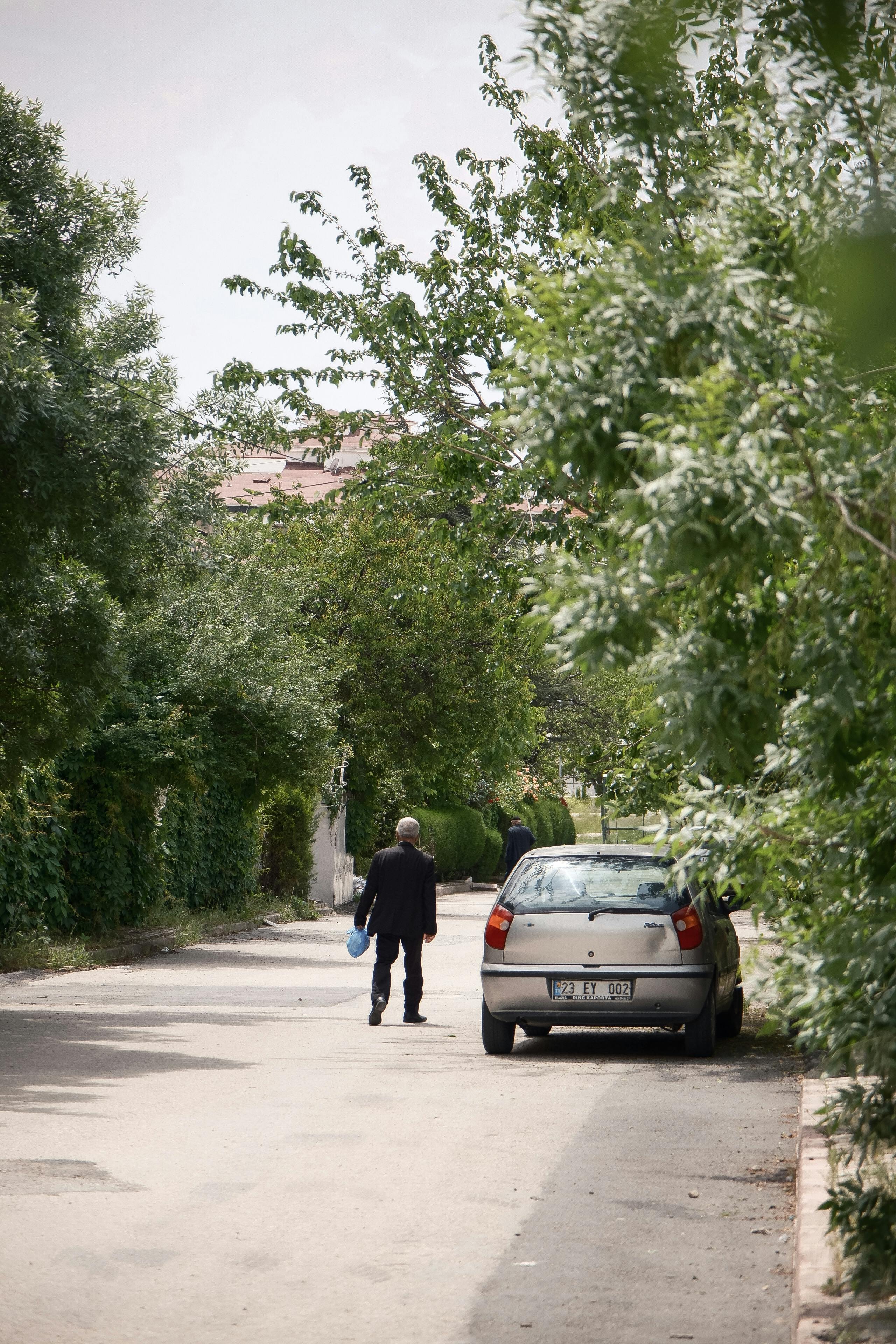 Two Individuals Found Deceased at Brentwood Home Linked to Director Rob Reiner; Investigation Underway