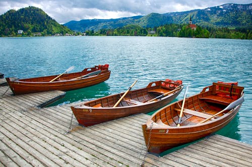  Ketenangan Di Tepi Danau Bled: Tiga Perahu Kayu