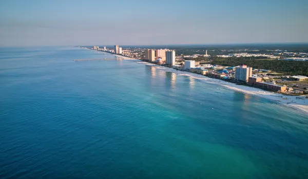 La côte de Panama City Beach et ses eaux turquoise, vue du ciel