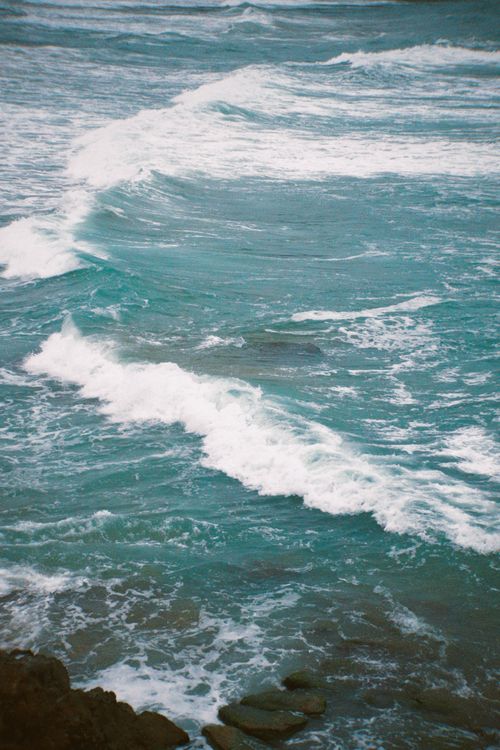 Free A stunning view of powerful ocean waves crashing onto a rugged rocky coastline, showcasing nature's force. Stock Photo