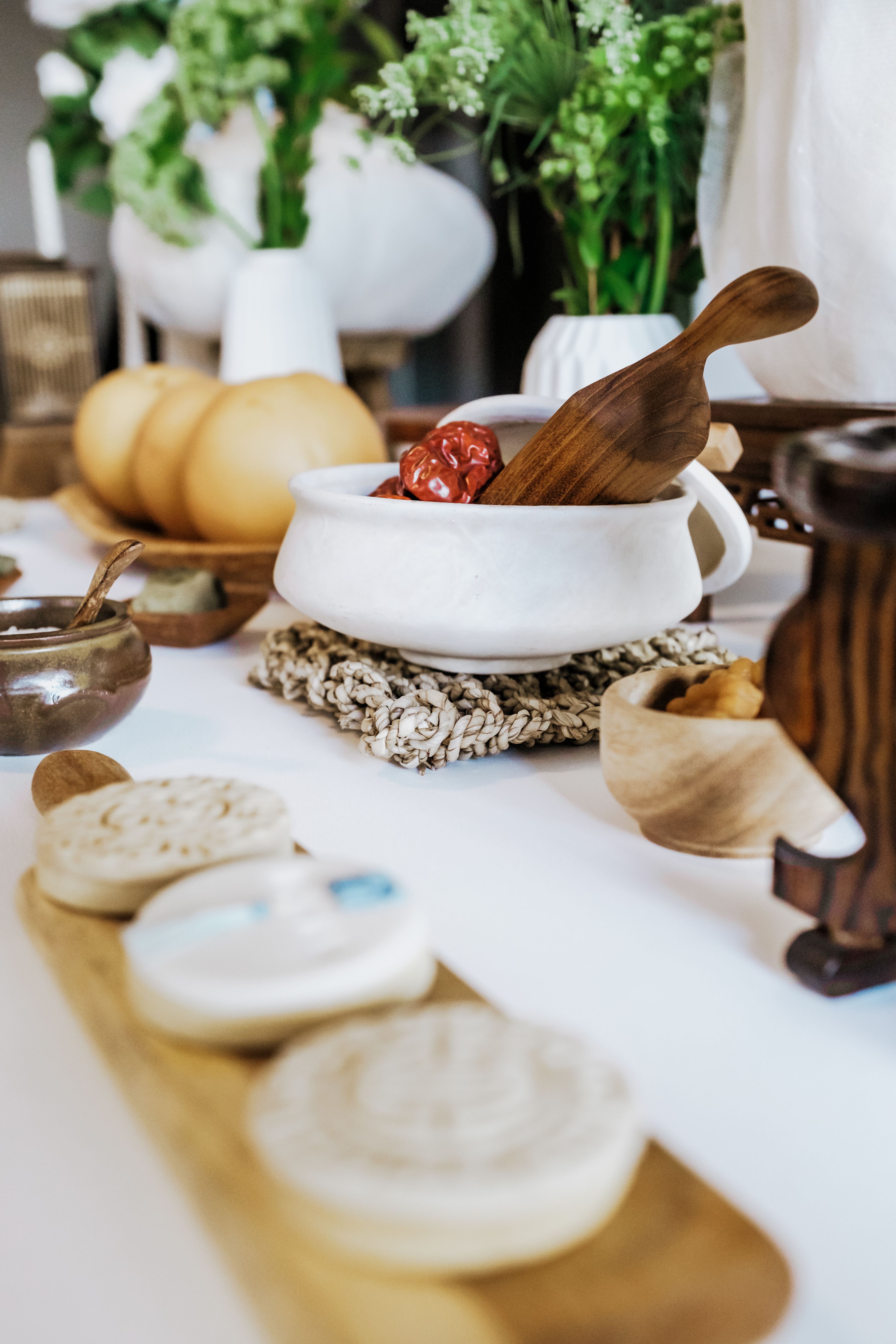 A table with various items on it · Free Stock Photo