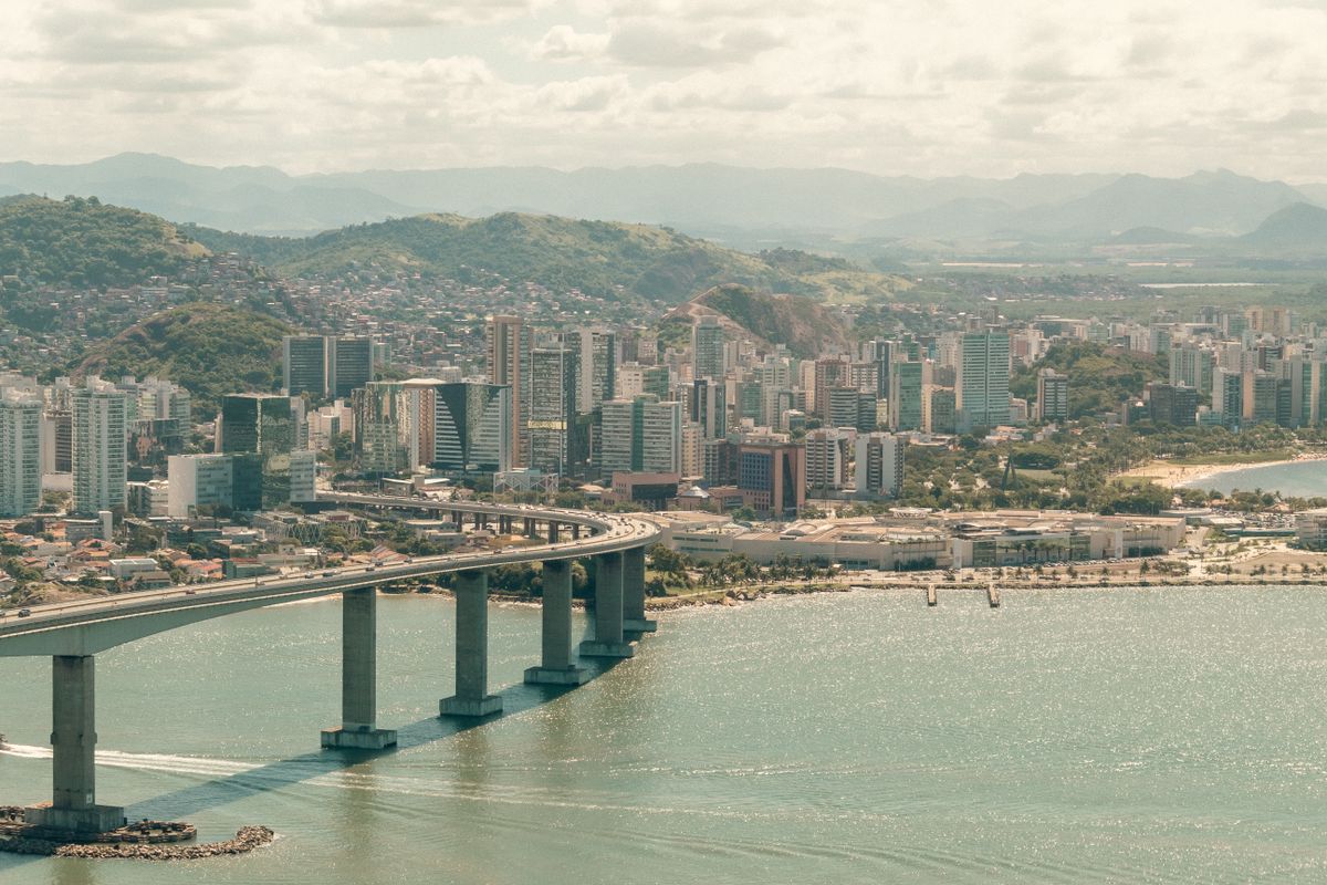Profissional liberal autônomo em Santos planejando aposentadoria com previdência privada PGBL e consórcio imobiliário