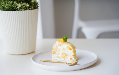 Tranche De Gâteau Aux Fruits Dans Une Soucoupe Blanche